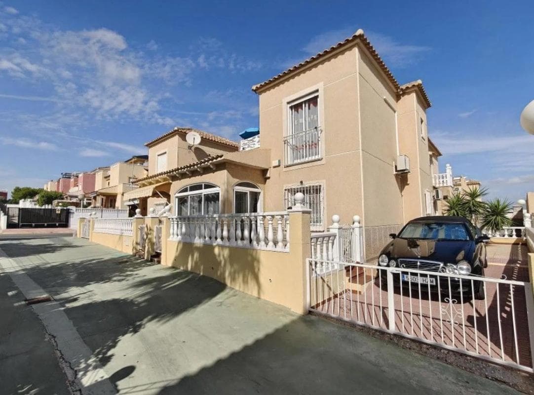 Venta de chalet adosado en Calle Laguna Rosa , Torrevieja photo 2