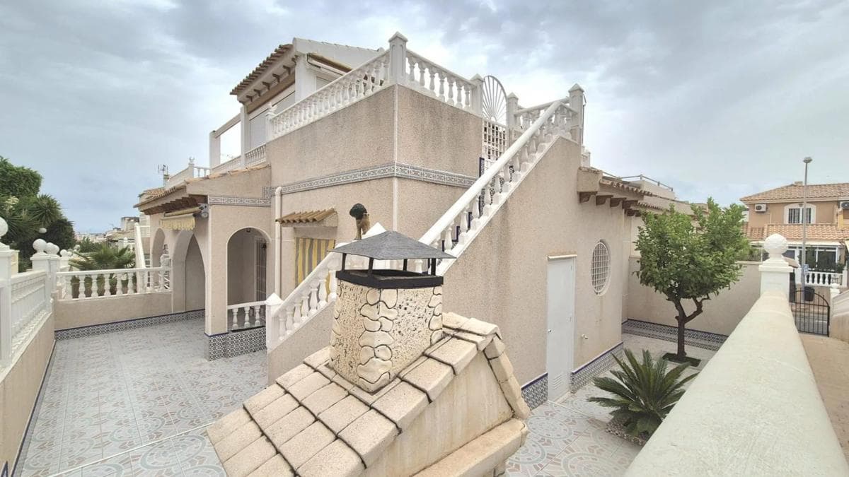 Venta de chalet adosado en Calle Moncayo, 27 , Torrevieja photo 2