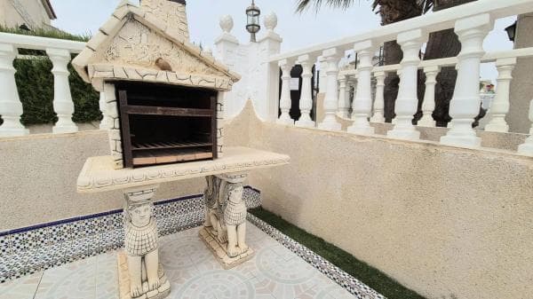 Chalet adosado en venta en Calle Moncayo, 27 , Torrevieja thumbnail 2