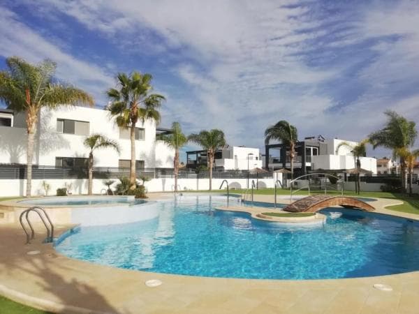 Chalet adosado en venta en AV TENERIFE , Torrevieja photo 1