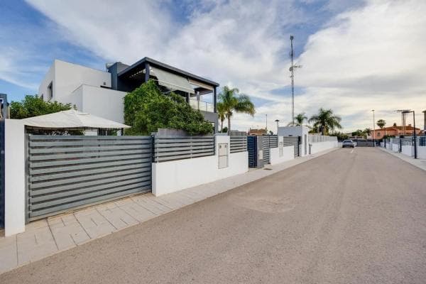 Chalet pareado en calle Hierro photo 1