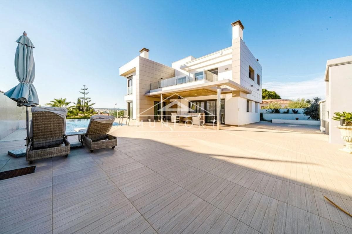 Sale of independent chalet in Barrio Aguas Nuevas, Torrevieja
photo 3