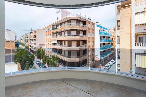 Piso en venta en Calle Moriones, Torrevieja
thumbnail 1
