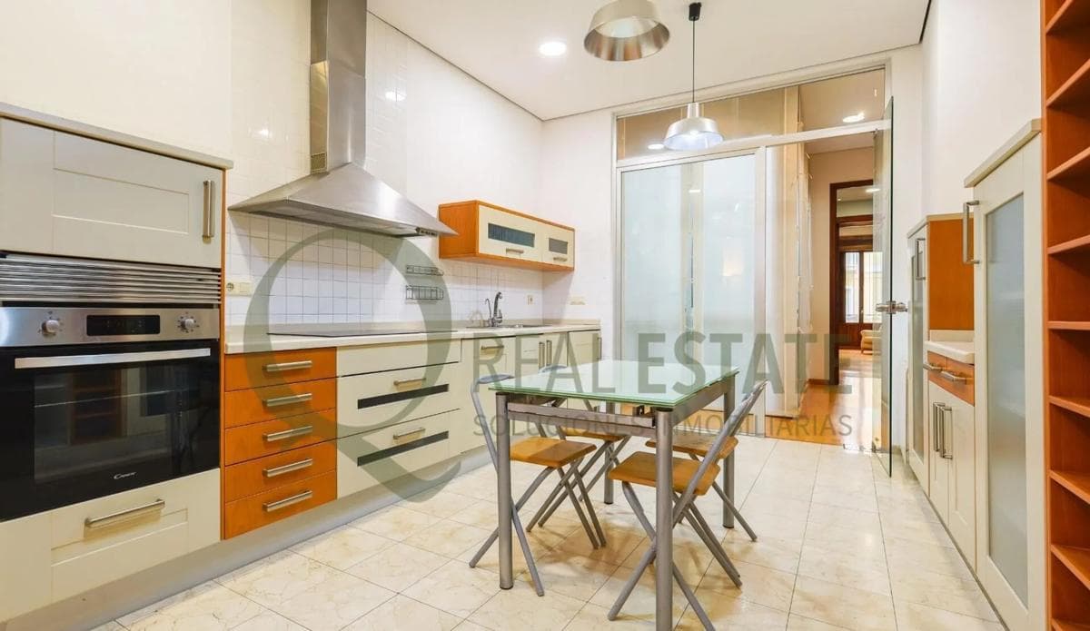 Sale of apartment in Barrio Centro Tradicional, Alicante
photo 3