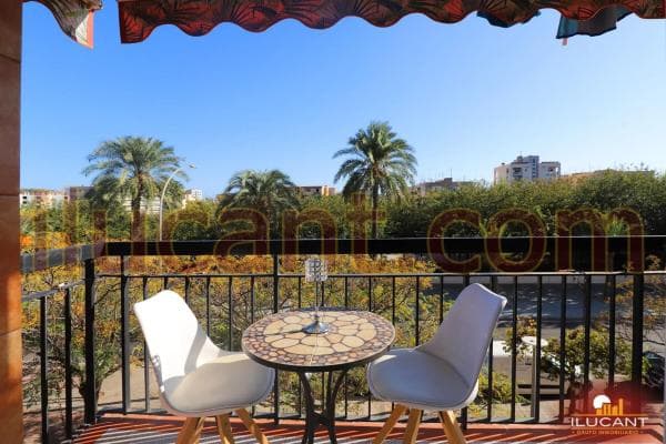 Piso en venta en Barrio Colonia Requena - Virgen del Carmen, Alicante / Alacant
photo 1