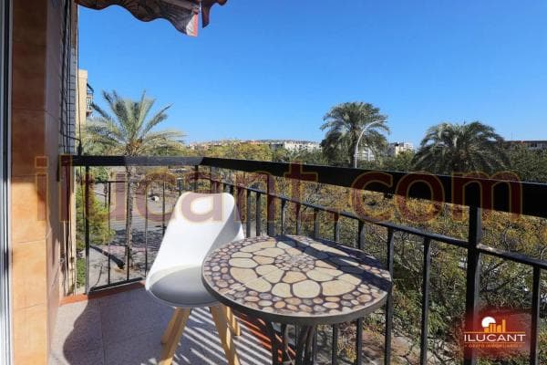 Piso en venta en Barrio Colonia Requena - Virgen del Carmen, Alicante / Alacant
thumbnail 2