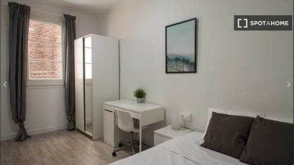 Habitación en piso compartido en barcelona. thumbnail 1