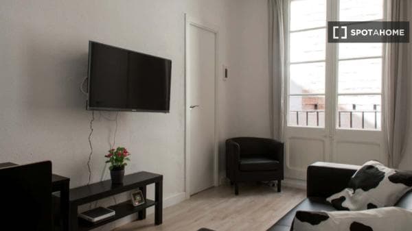Habitación en piso compartido en barcelona. thumbnail 2