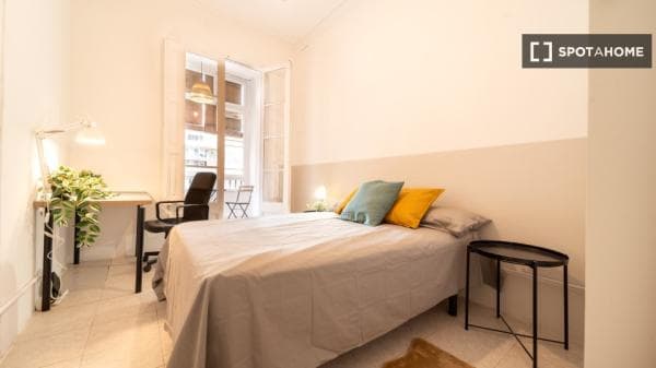 Habitación en piso compartido en barcelona. photo 1