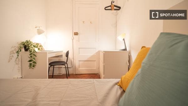 Habitación en piso compartido en barcelona. photo 1