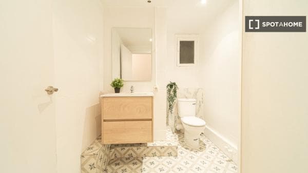 Habitación en piso compartido en barcelona. thumbnail 2