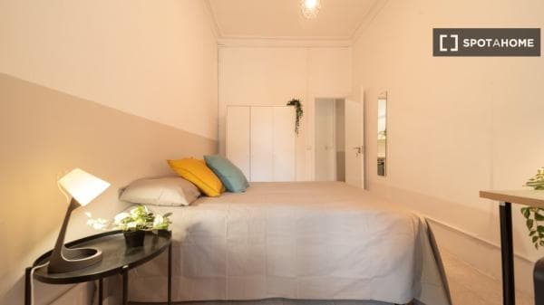 Habitación en piso compartido en barcelona. thumbnail 1