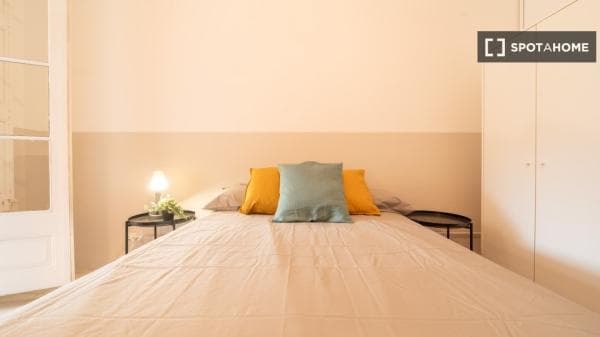 Habitación en piso compartido en barcelona. thumbnail 2