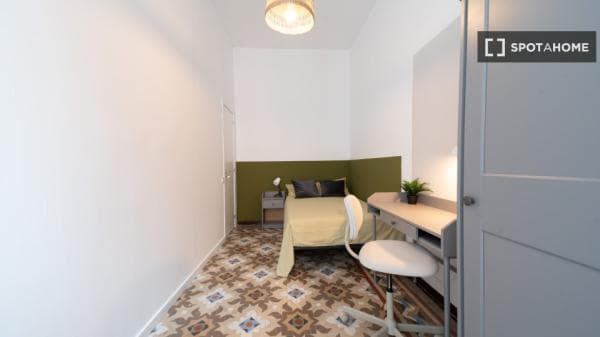 Habitación en piso compartido en barcelona. thumbnail 2