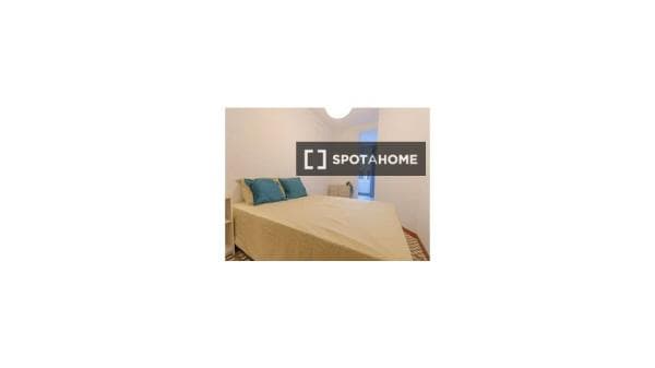 Habitación en piso compartido en barcelona. thumbnail 1