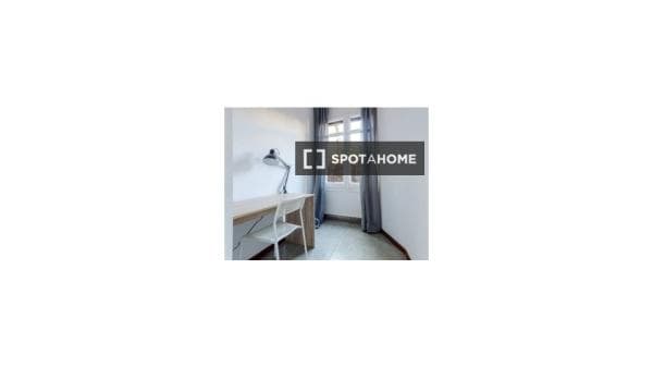 Habitación en piso compartido en barcelona. thumbnail 2