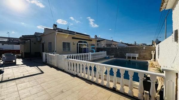 Chalet independiente en venta en Barrio La Siesta - El Salado - Torreta, Torrevieja
thumbnail 2