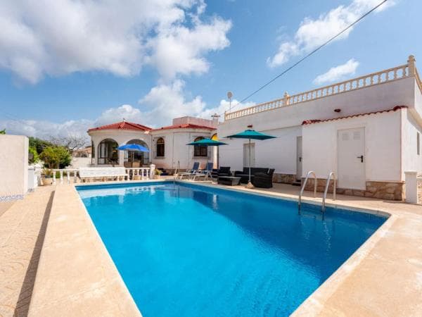 Chalet independiente en venta en Barrio La Siesta - El Salado - Torreta, Torrevieja
photo 1
