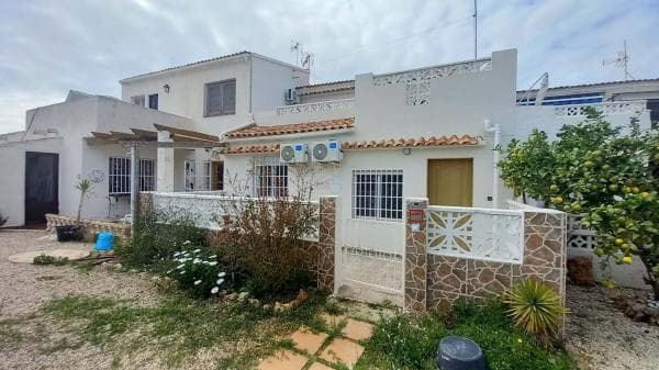 Chalet independiente en venta en Barrio La Siesta - El Salado - Torreta, Torrevieja
photo 1