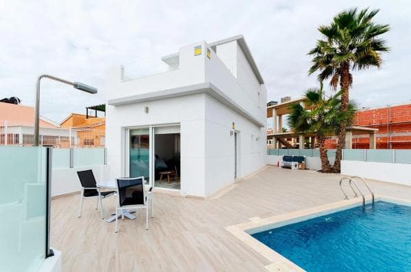 Chalet independiente en venta en Calle las Abubillas, Torrevieja
thumbnail 1