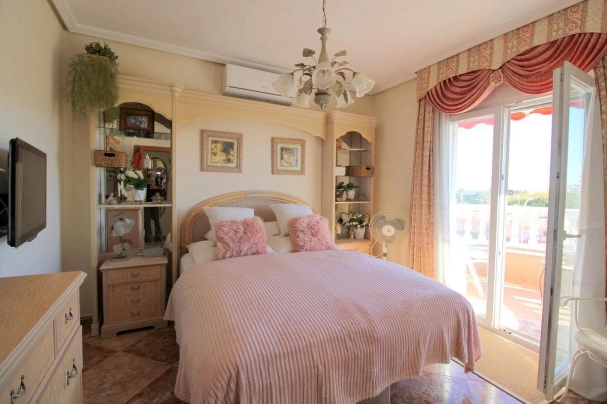 Sale of independent chalet in Barrio Los Balcones - Los Altos del Edén, Torrevieja
photo 4
