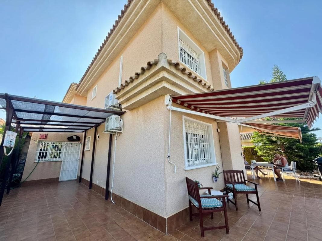 Sale of independent chalet in Barrio Los Balcones - Los Altos del Edén, Torrevieja
photo 2