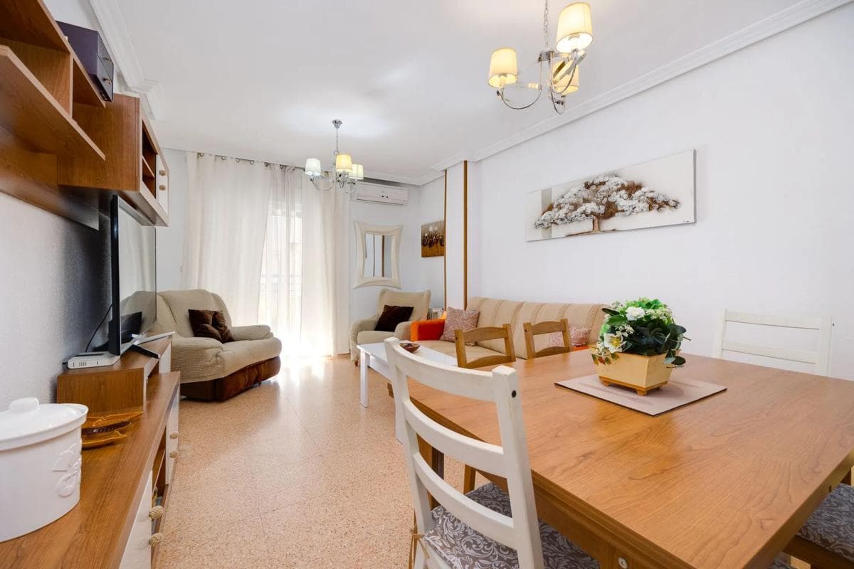 Venta de piso en Calle Vicente Blasco Ibáñez, 123, Torrevieja
photo 2