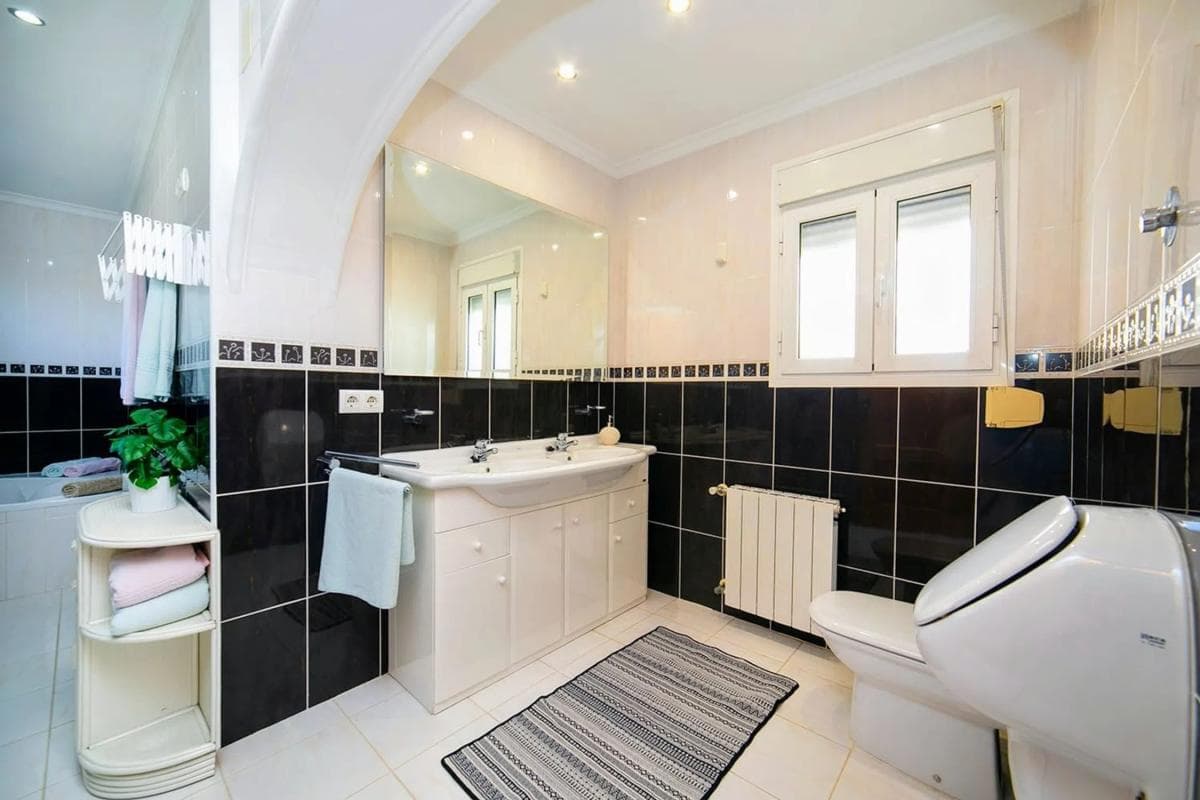 Sale of independent chalet in Pinar de Advocat-Cometa, Moraira
photo 2