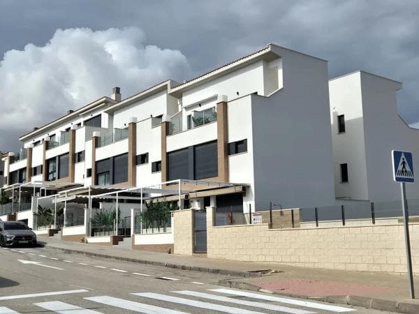 Chalet adosado en venta en Calle Carcaixent , Guardamar del Segura thumbnail 2