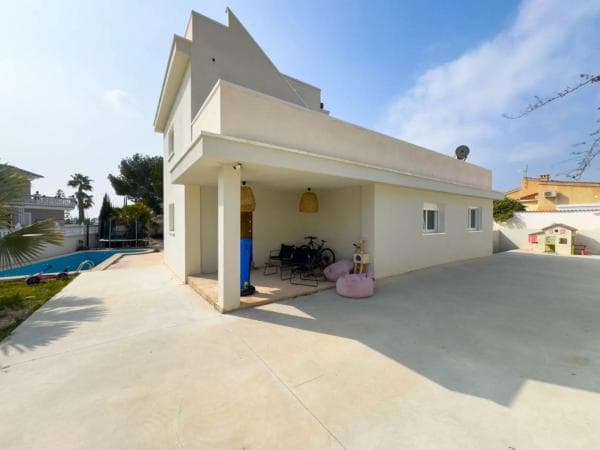 Chalet independiente en venta en Avenida DE LAS NACIONES, Rojales
thumbnail 2