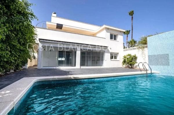 Chalet pareado en calle Austral photo 1