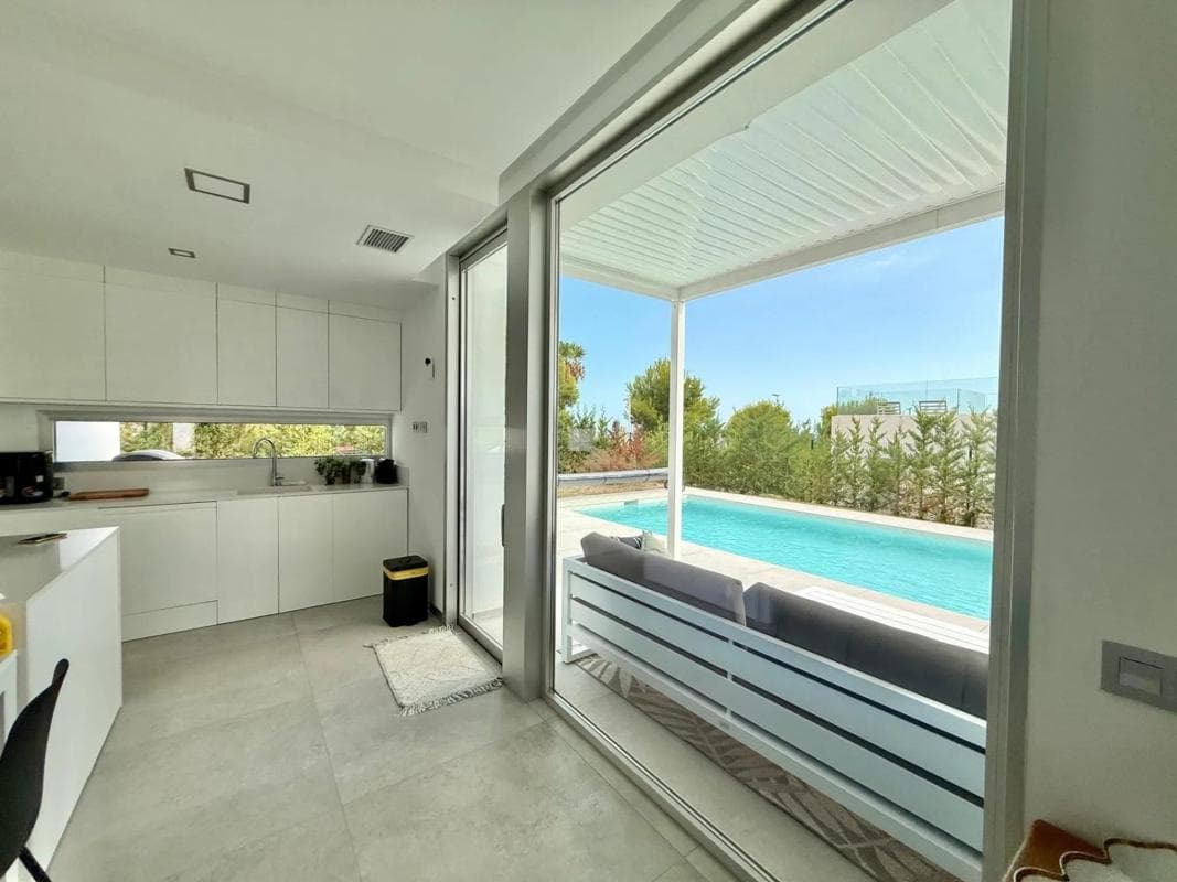 Продажа отдельного шале в Calle Atenas, Финестрат photo 4