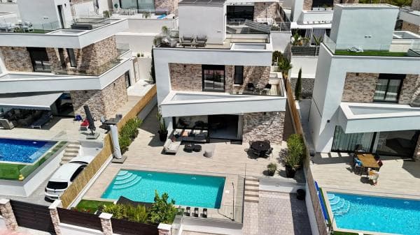 Chalet independiente en venta en CL XERACO DE, Finestrat
photo 1