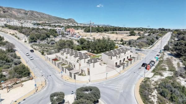 Chalet independiente en venta en Avenida del Camí de L'Alfás, 24, Finestrat
thumbnail 2