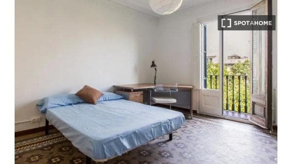 Habitación en piso compartido en barcelona. photo 1