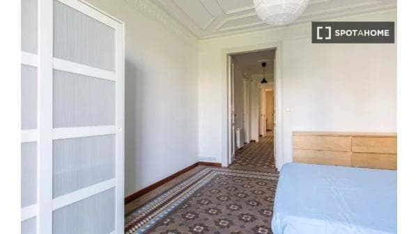 Habitación en piso compartido en barcelona. thumbnail 1