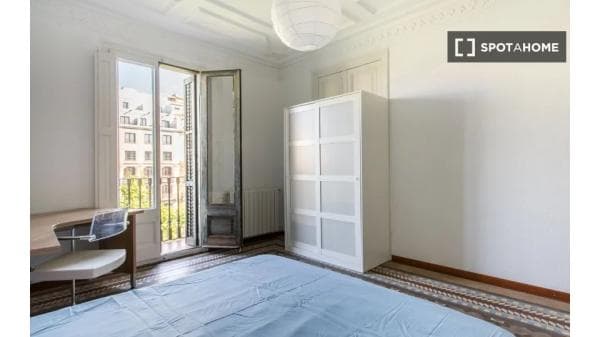 Habitación en piso compartido en barcelona. thumbnail 2