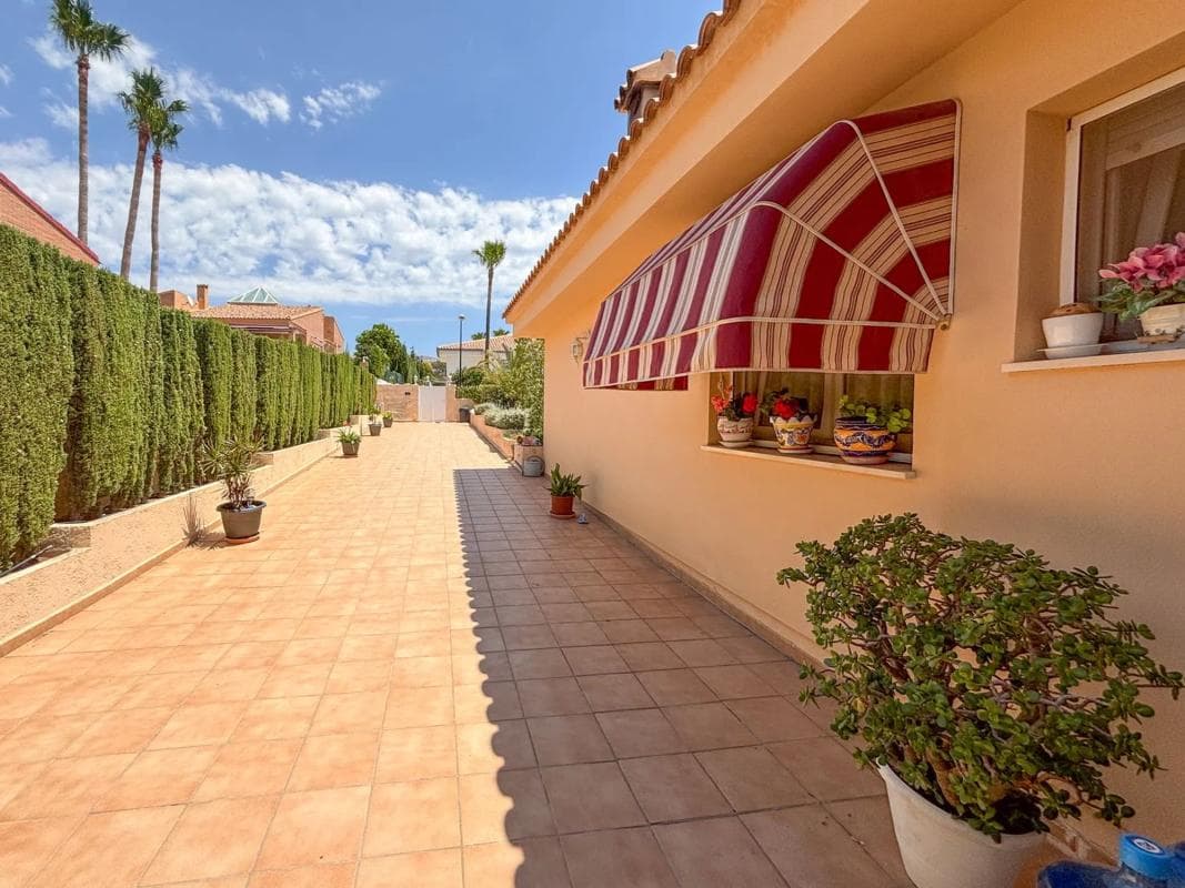 Venta de chalet independiente en Calle Gregal, La Nucia
photo 2
