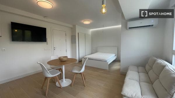 Estudio en alquiler en C. Valencia, València thumbnail 1
