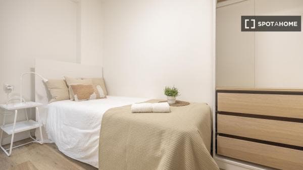 Habitación en piso compartido en alquiler en Mont-Olivet, Valencia thumbnail 1