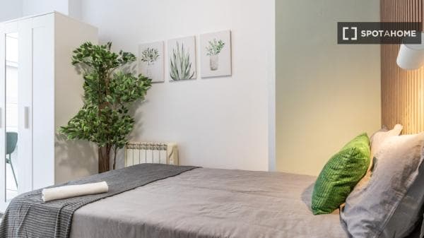 Habitación en piso compartido de 4 habitaciones en Numancia, Madrid thumbnail 1