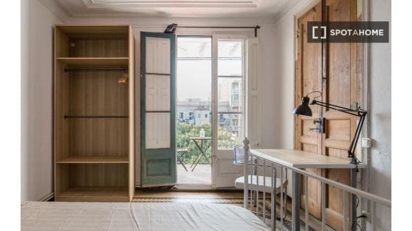Habitación en piso compartido en barcelona. photo 1