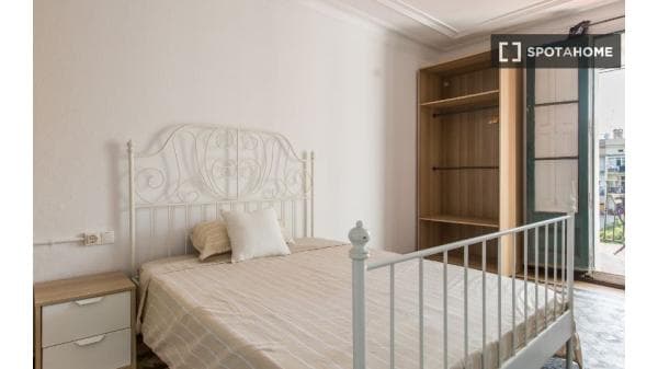 Habitación en piso compartido en barcelona. thumbnail 1