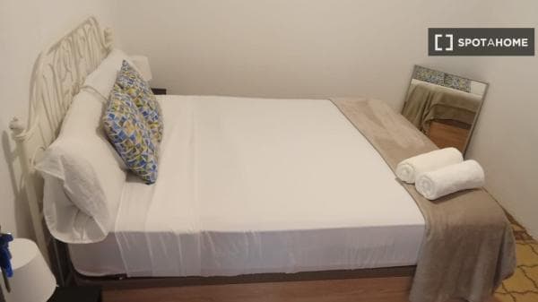 Habitación en piso compartido en barcelona. thumbnail 1