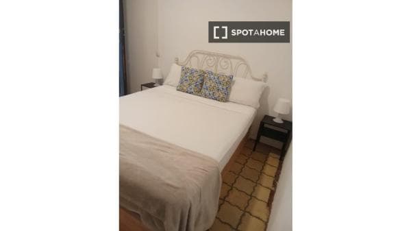 Habitación en piso compartido en barcelona. thumbnail 2