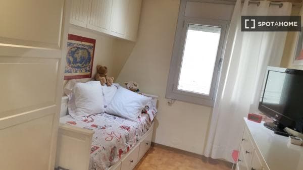Se alquila habitación en apartamento de 3 dormitorios en Barcelona photo 1