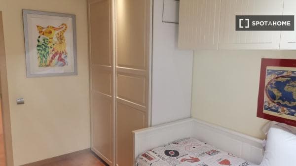 Se alquila habitación en apartamento de 3 dormitorios en Barcelona thumbnail 1