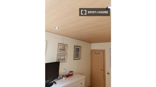 Se alquila habitación en apartamento de 3 dormitorios en Barcelona thumbnail 2