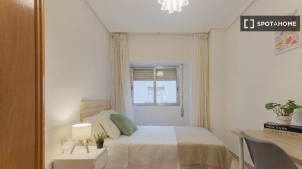Habitación en piso compartido en alquiler en Vara de Quart, Valencia. photo 1
