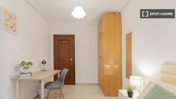 Habitación en piso compartido en alquiler en Vara de Quart, Valencia. thumbnail 2